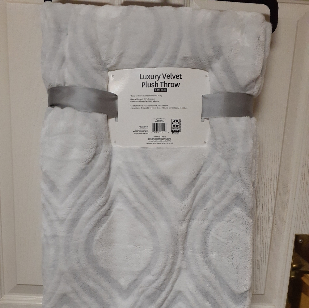 Luxury velvet holiday edition throw blanket - Picture 3 of 4